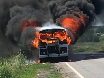 На Полтавщині під час руху дощенту згорів пасажирський автобус