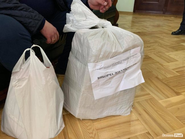 У Луцьку продовжують опрацьовувати протоколи з дільниць. ФОТО 