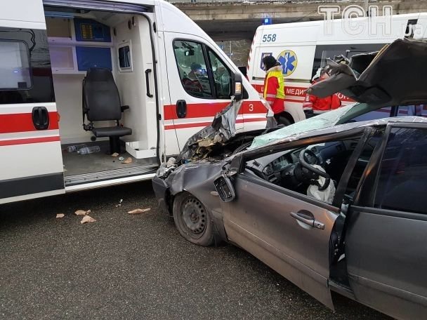 Потрійна аварія під Києвом: перекинувся автобус із прикордонниками. ФОТО