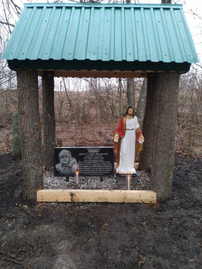 Воїни волинської бригади на передовій облаштували капличку на місці загибелі побратима