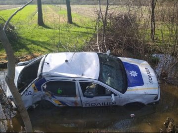 На Закарпатті п'яні поліцейські розтрощили службове авто, - ЗМІ