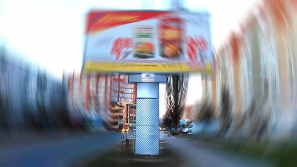 У Луцьку з рекламою борються за допомогою металевої сітки. ФОТО