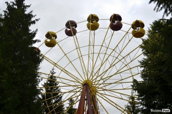 У луцькому парку катаються на атракціонах 1968 року. ФОТО