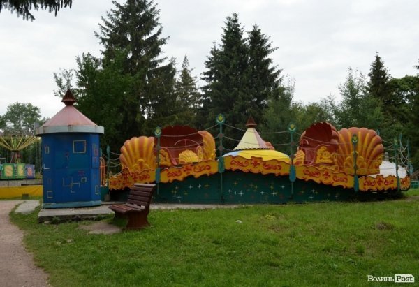 У луцькому парку катаються на атракціонах 1968 року. ФОТО