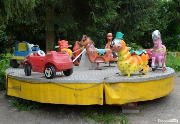 У луцькому парку катаються на атракціонах 1968 року. ФОТО