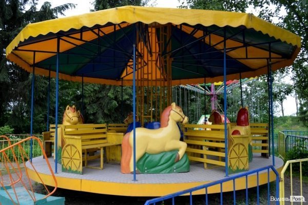 У луцькому парку катаються на атракціонах 1968 року. ФОТО