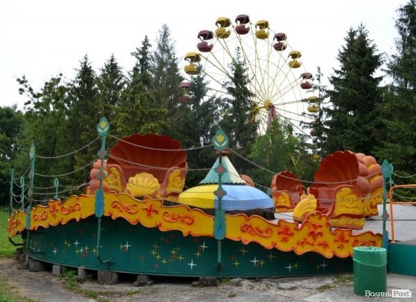 У луцькому парку катаються на атракціонах 1968 року. ФОТО