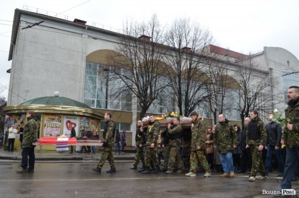 «Герої не вмирають!», – у Луцьку провели в останню путь майданівця. ФОТО. ВІДЕО