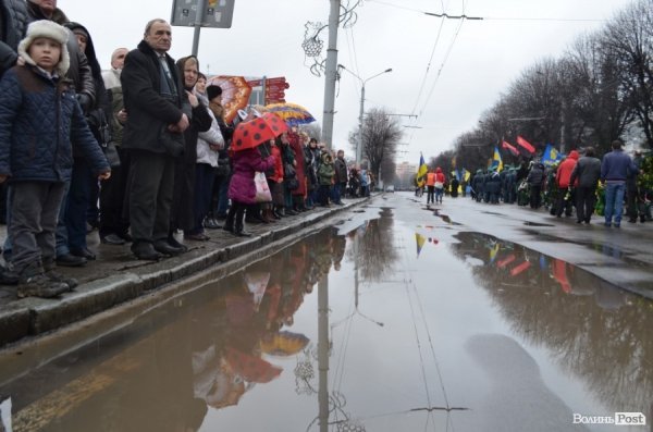 «Герої не вмирають!», – у Луцьку провели в останню путь майданівця. ФОТО. ВІДЕО