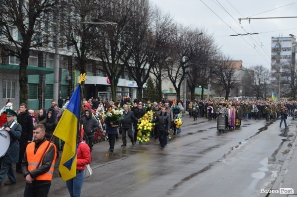 «Герої не вмирають!», – у Луцьку провели в останню путь майданівця. ФОТО. ВІДЕО