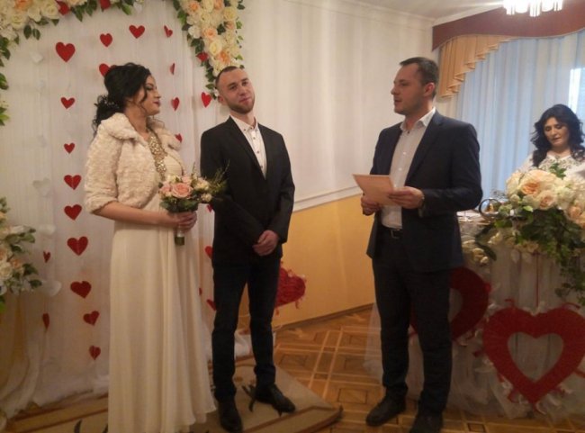 Щоби дату пам'ятав: у День Валентина в Луцьку побралися 27 пар