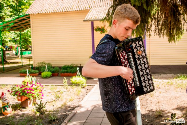 Незабутні знайомства і розваги: як діти з Луганщини провели день у таборі на Світязі. ФОТО