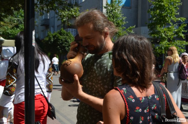 Від і до: що та за скільки продають народні умільці у центрі Луцька. ФОТО