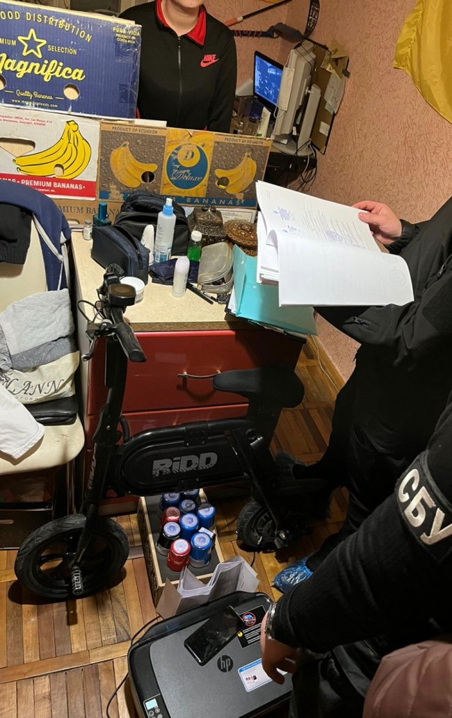 Лучанка зі спільником виготовили документи 142 «багатодітним батькам» для виїзду за кордон: їх судять