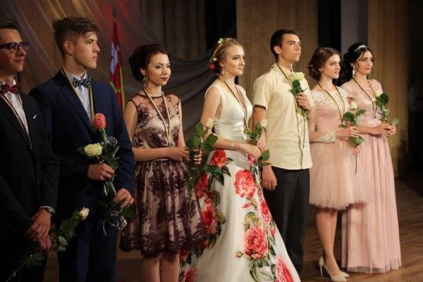 Як у Луцьку святкували випускники. ФОТО