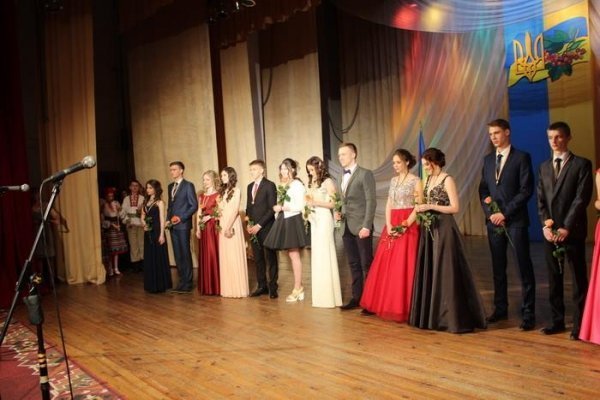 Як у Луцьку святкували випускники. ФОТО