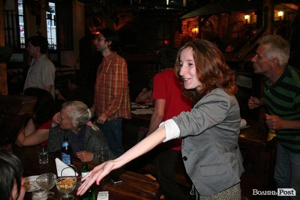 Як англійці заводили луцьку публіку