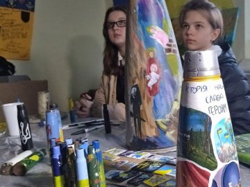 На Волині діти розмальовують гільзи та уламки ракет. ФОТО