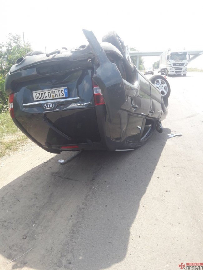 Неподалік Луцька – аварія, одна автівка перекинулася на дах. ФОТО