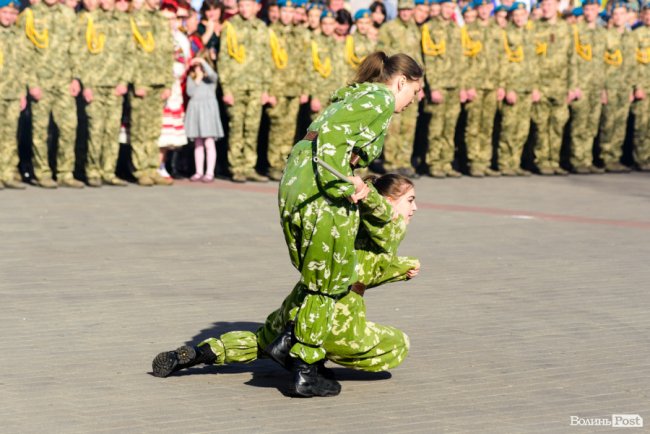У центрі Луцька майже пів тисячі ліцеїстів склали присягу. ФОТО