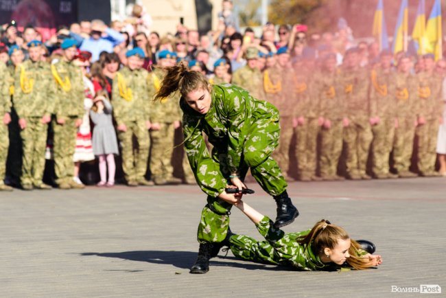 У центрі Луцька майже пів тисячі ліцеїстів склали присягу. ФОТО