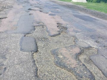 «Ямки, ями, ямища»: Зеленського просять відремонтувати дорогу Луцьк – Дубно 