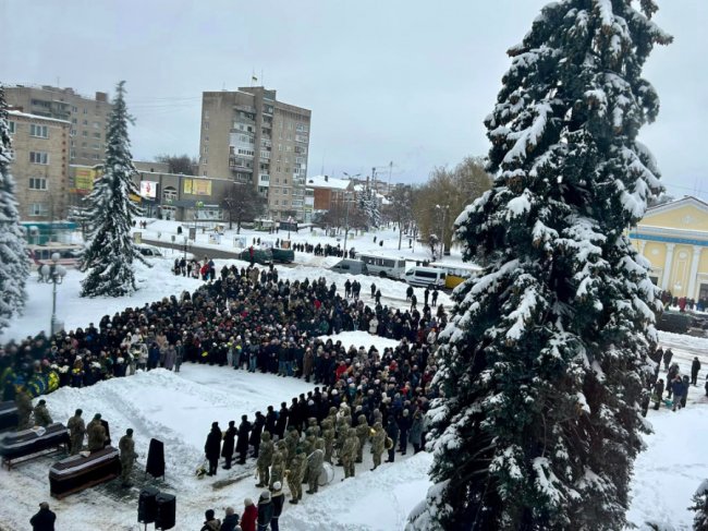 «Ці чоловіки були саме такими – відважними, відданими країні»: у Ковелі попрощалися одразу з трьома Героями