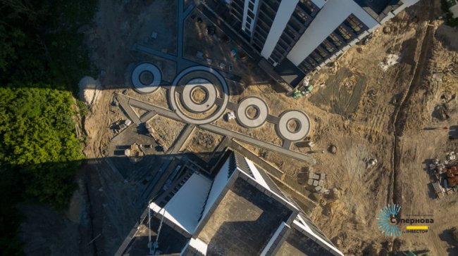 Між першими будиками вже оригінально викладають бруківку