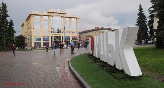 Вода по коліна: затопило вулицю Лесі Українки