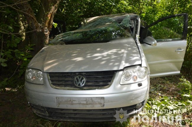 На Волині авто врізалося в дерево: є постраждалі