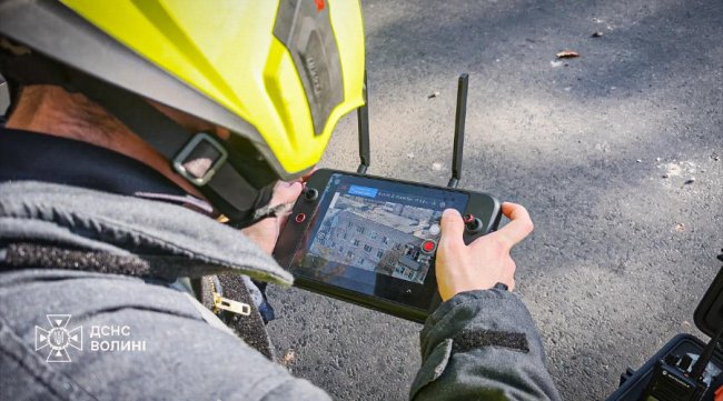 У Луцьку рятувальники ліквідували пожежу в багатоповерхівці після російської атаки. ФОТО