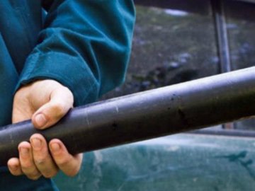 На Волині пенсіонер побив дочку металевою трубою: потерпіла – у лікарні