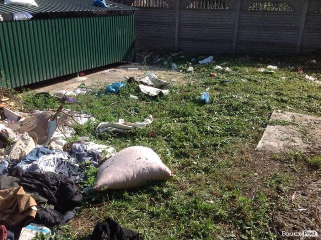 Нікому немає діла: у Луцьку двір перетворюється на сміттєзвалище. ФОТО