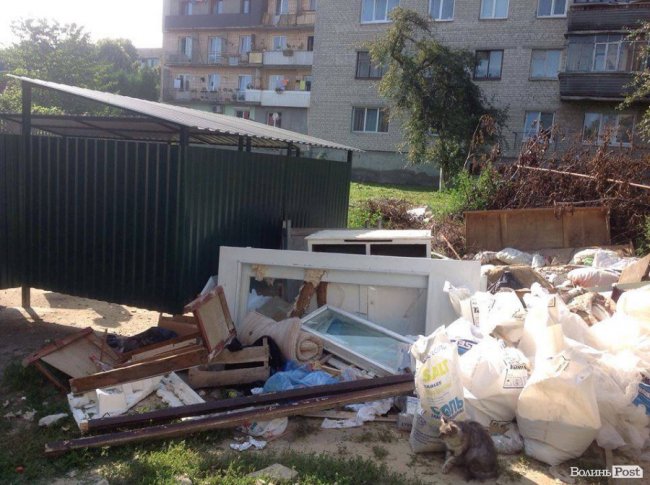 Нікому немає діла: у Луцьку двір перетворюється на сміттєзвалище. ФОТО