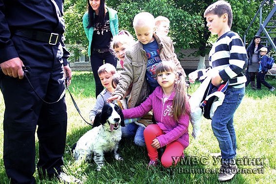 Дітлахи завітали на гостину  до чотирилапих помічників міліціонерів. ФОТО. ВІДЕО