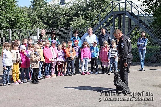 Дітлахи завітали на гостину  до чотирилапих помічників міліціонерів. ФОТО. ВІДЕО