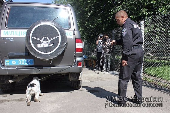Дітлахи завітали на гостину  до чотирилапих помічників міліціонерів. ФОТО. ВІДЕО