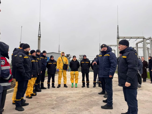 Горить промисловий об'єкт, де зберігаються небезпечні речовини: у Луцьку - навчання рятувальників