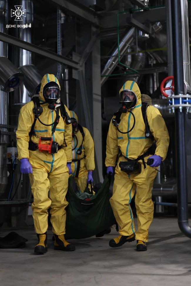 Горить промисловий об'єкт, де зберігаються небезпечні речовини: у Луцьку - навчання рятувальників