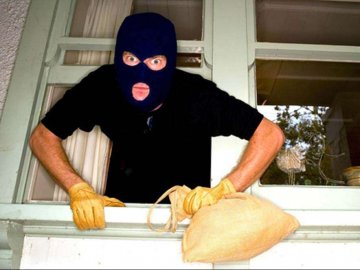 На Волині злодій заліз через вікно і «обчистив» будинок