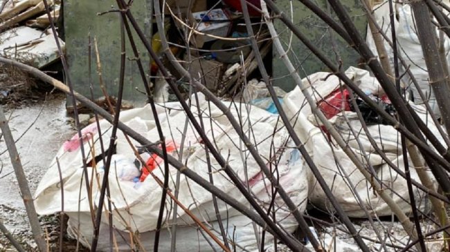 Шприци, маски, тести: у селі на Сумщині влаштували звалище коронавірусних відходів. ВІДЕО