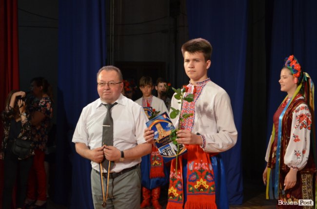 Бал наречених чи то випускний: як у Луцьку найкращим школярам вручали медалі. ФОТО