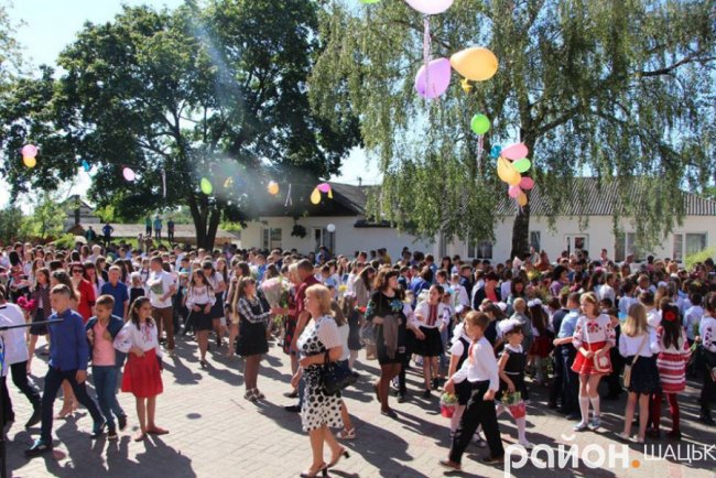 Волинські випускники зворушливо подякували вчительці