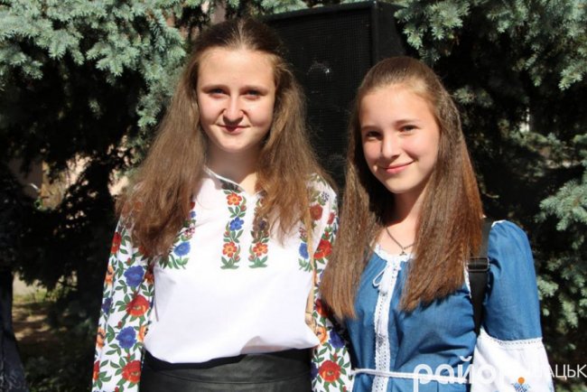 Волинські випускники зворушливо подякували вчительці