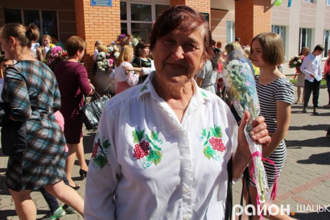 Волинські випускники зворушливо подякували вчительці