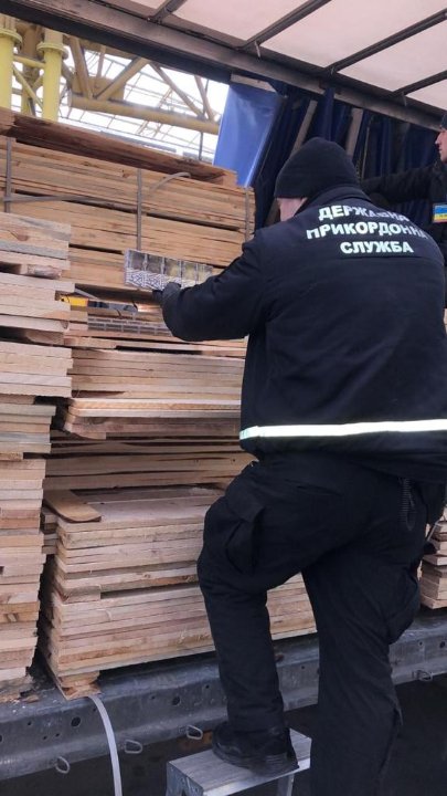 На «Ягодині» затримали поляка, який хотів вивезти з України велику партію контрабандних сигарет. ФОТО