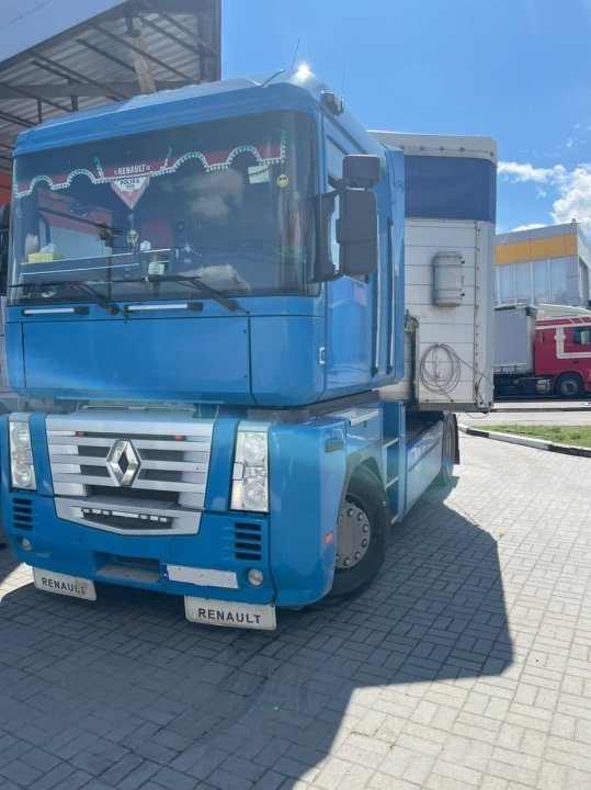 На «Ягодині» затримали поляка, який хотів вивезти з України велику партію контрабандних сигарет. ФОТО