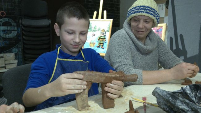 «Артбатальйон»: у Луцьку переселенців вчать ліпити з глини, яку привозять зі Слов'янська