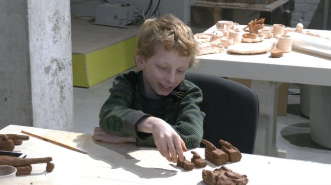 «Артбатальйон»: у Луцьку переселенців вчать ліпити з глини, яку привозять зі Слов'янська