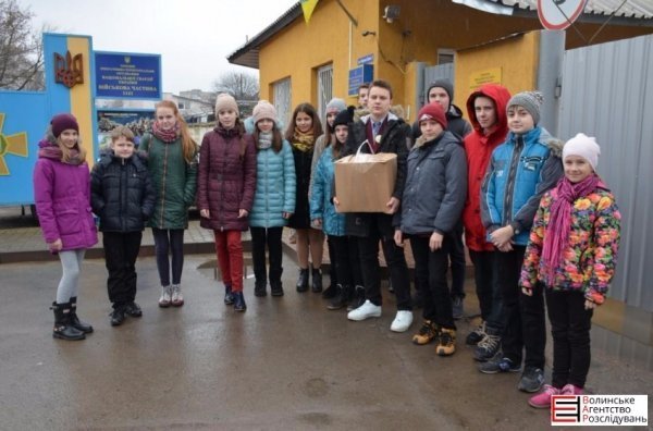 Луцькі гімназисти зібрали кошти для службових собак. ФОТО